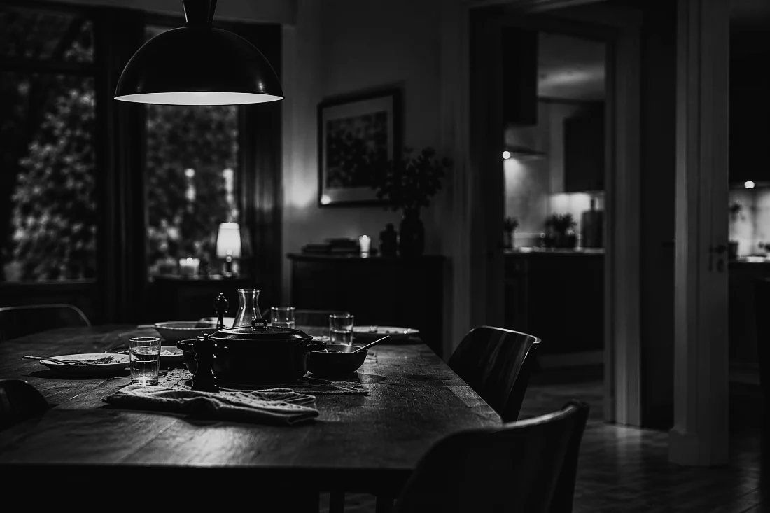 Een lege tafel met een stoel in warm licht